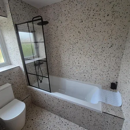 New Double Beside Tramline Проживание в семье