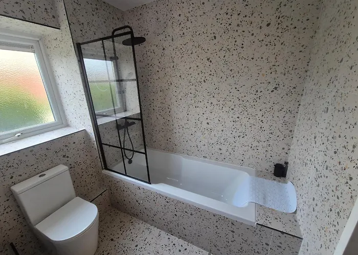 New Double Beside Tramline Проживание в семье